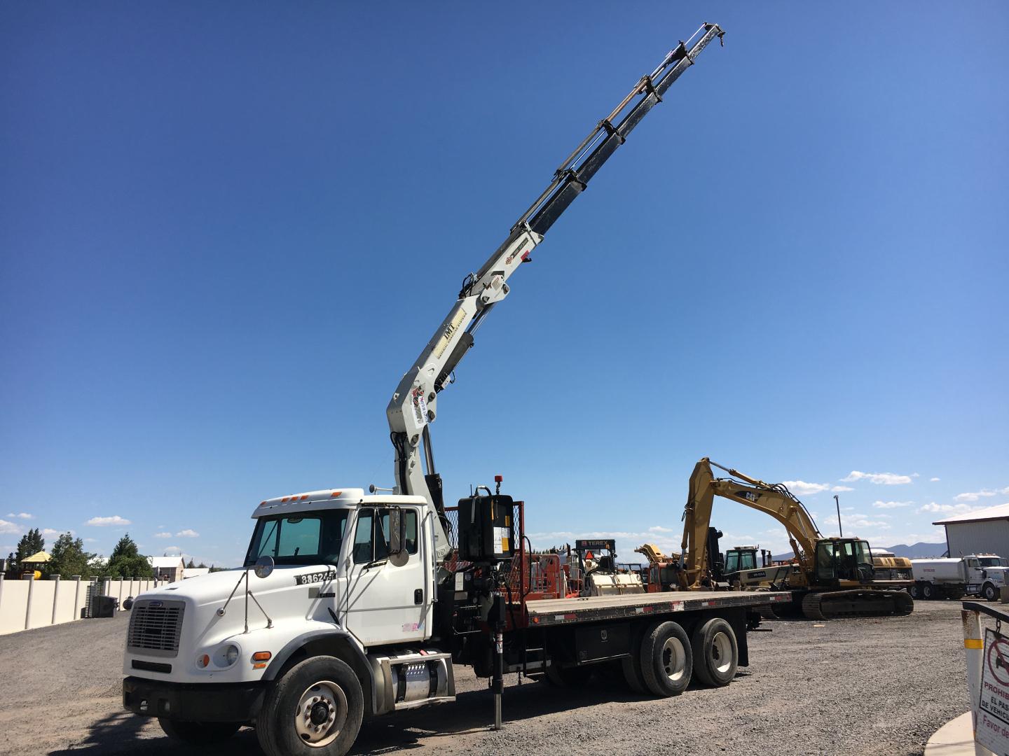 CAMION FREIGHTLINER F112  CON GRUA IMT 16900-24